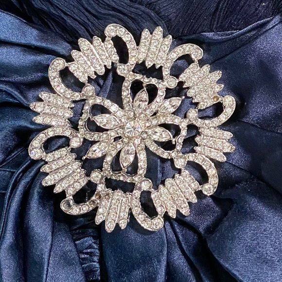 Caché Luxe Full Length Silk Gown w/ Flutter Sleeves & Brooch - Picture 15 of 16